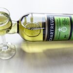 Alcools : belle série de liqueurs de Chartreuse