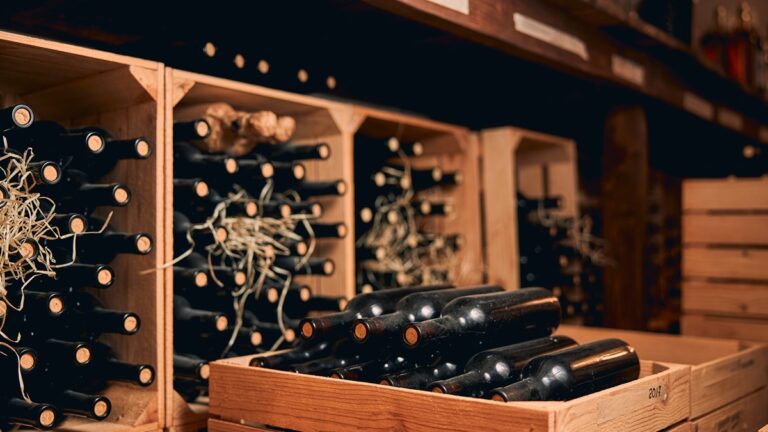 Lire la suite à propos de l’article Décryptage : faut-il conserver ses vins dans leur caisse bois d’origine ?
