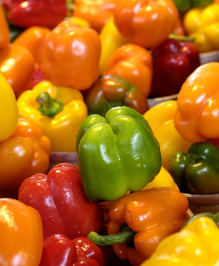 étal de poivrons au marché