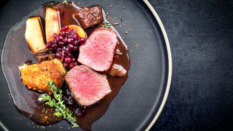 Lire la suite à propos de l’article La recette de la semaine : Noisettes de chevreuil, sauce aux airelles
