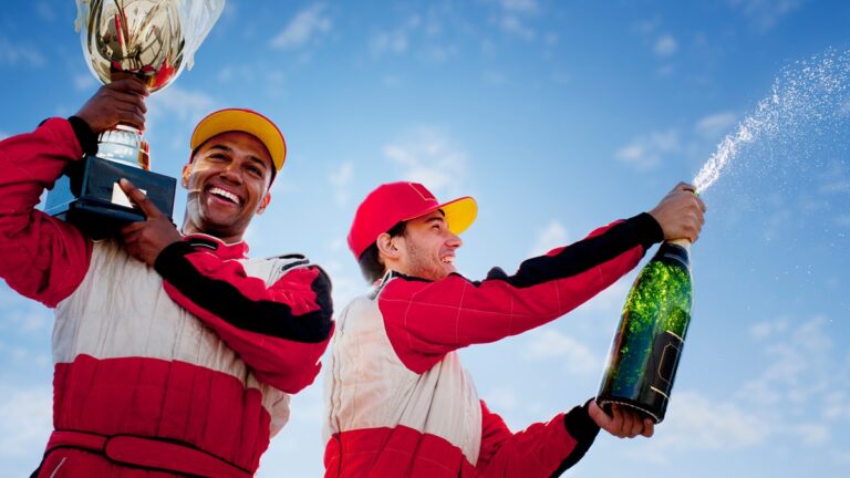 Lire la suite à propos de l’article Le saviez-vous : pourquoi le vainqueur de F1 asperge-t-il le public de champagne ?