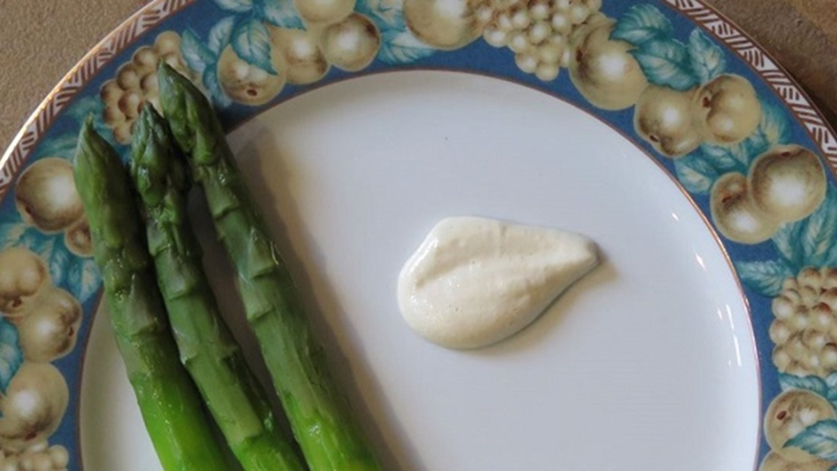 Lire la suite à propos de l’article La recette de la semaine : Asperges à la sauce mousseline