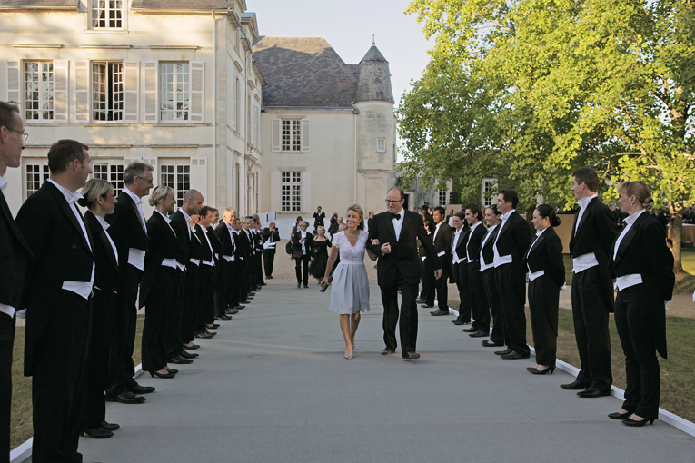 Le Prince Robert de Luxembourg et son épouse rejoignent la tente où sera servi le dîner