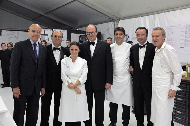 Dans les coulisses, Alain Juppé, ministre des Affaires Etrangères et maire de Bordeaux, Philippe Castéja, Président du Conseil des Grands Crus Classés en 1855, Anne-Sophie Pic (Paison Pic), Prince Robert de Luxembourg (Château Haut Brion), Yannick Alléno (Le Meurice), Jean-Philippe Delmas, Directeur technique du Château Haut Brion, Allain Passard (l’Arpège)