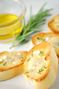 parmesan toast Recette iDealwine bruschettas pesto et chèvre accord vin