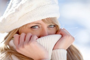 Portrait d'une jeune femme blonde avec bonnet de laine accords mets et vin hiver