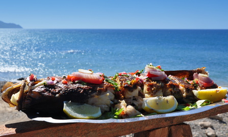 Poisson grillé et vue sur mer