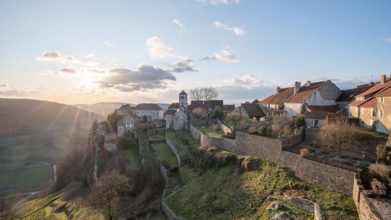 Lire la suite à propos de l’article Château-Chalon et vin jaune, deux trésors du Jura