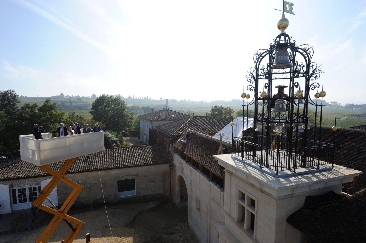 Monté dans la nacelle avec les membres de la famille Mgr Ricard va baptiser les cloches de Château Angélus