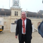 Hubert de Boüard nous accueille devant les bâtiments en travaux de Château Angélus