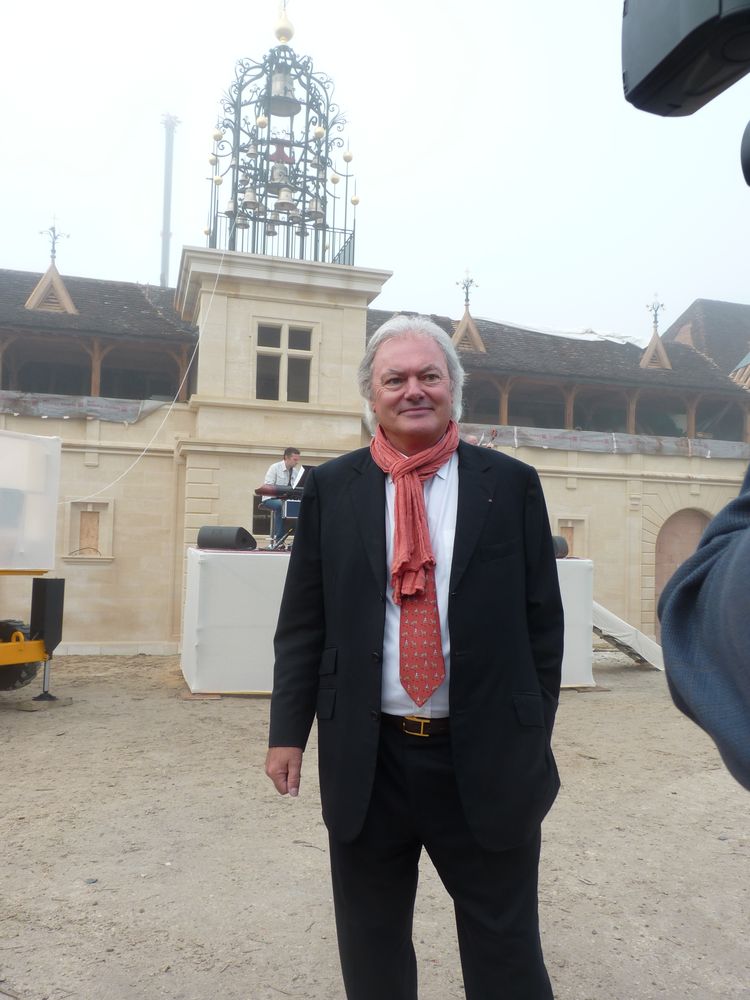 Hubert de Boüard nous accueille devant les bâtiments en travaux de Château Angélus