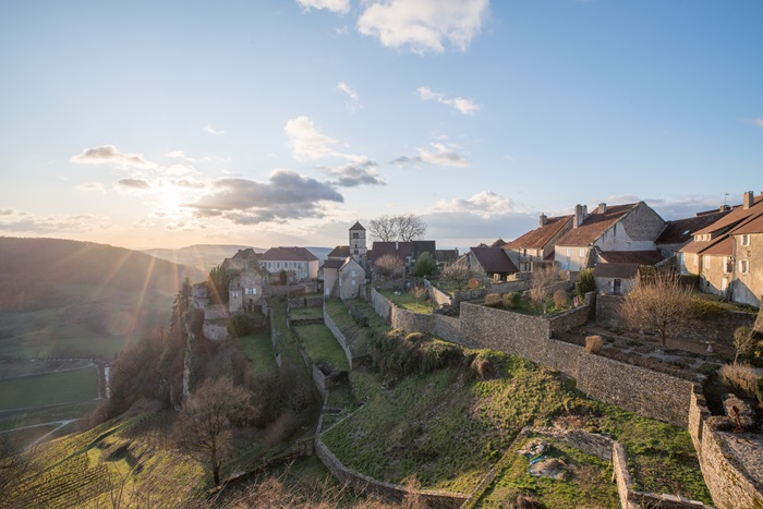 Jura-vin-jaune-Chateau-Chalon-iDealwine-village