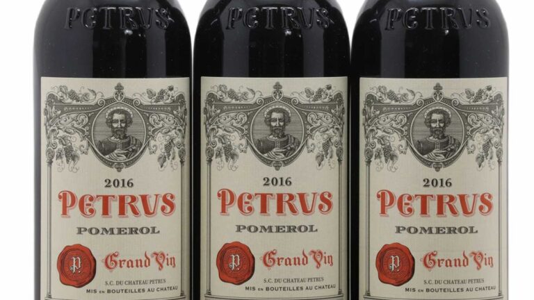 Lire la suite à propos de l’article Enchère record à 8854€ pour un Petrus 1951