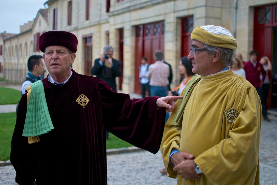 Commandeurs en habit traditionnel 