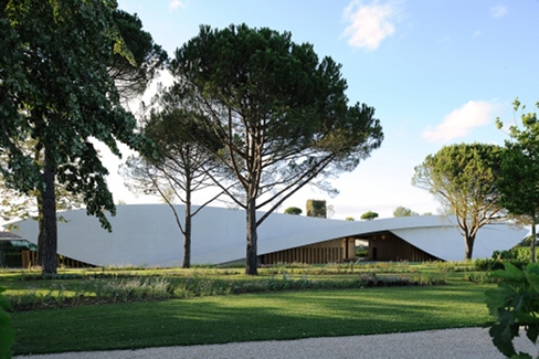 Lire la suite à propos de l’article Le château Cheval Blanc reçoit un prix d’architecture pour son nouveau chai