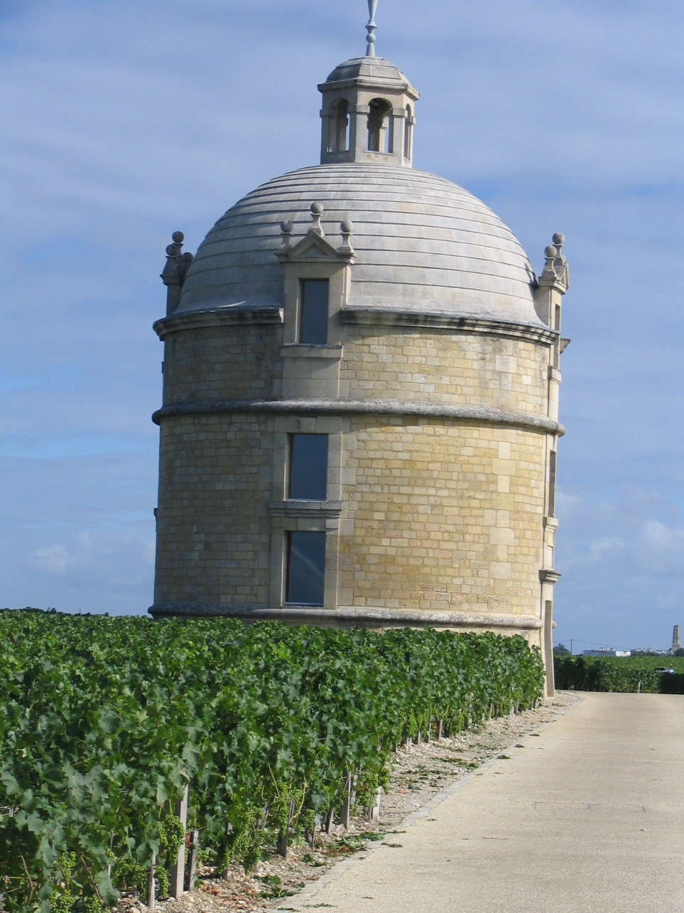 Lire la suite à propos de l’article Château Latour poursuit avec son 2003 sa stratégie de vente en direct de millésimes prêts à boire