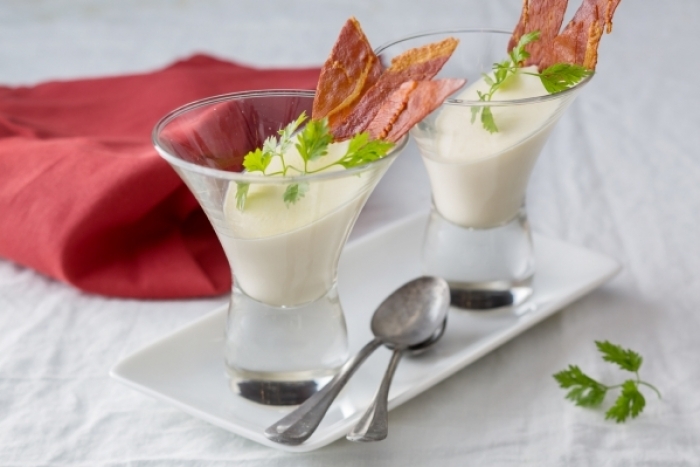 Panna cotta au parmesan, croustillant de jambon de Parme verrine accord mets et vin iDealwine