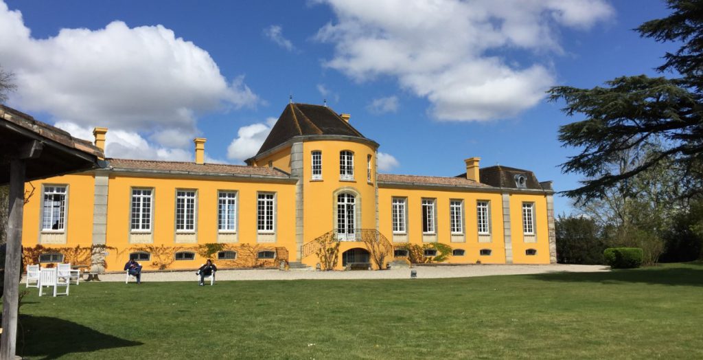 Au Château Lafon Rochet on aime les couleurs, et avant tout le jaune