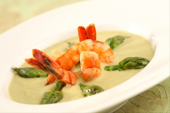 Lire la suite à propos de l’article Recette de la semaine : velouté d’asperges et artichauts, gambas poêlées