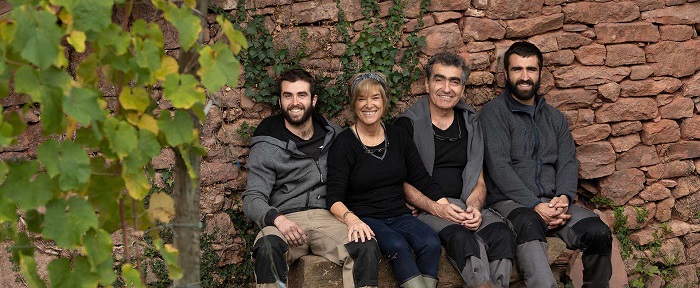 La familleRiouspeyrous au Domaine Arretxea à Irouléguy - iDealwine