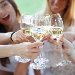 Le vin et les jeunes : entre intérêt et intimidation