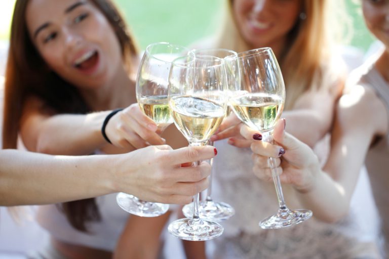 Lire la suite à propos de l’article Le vin et les jeunes : entre intérêt et intimidation