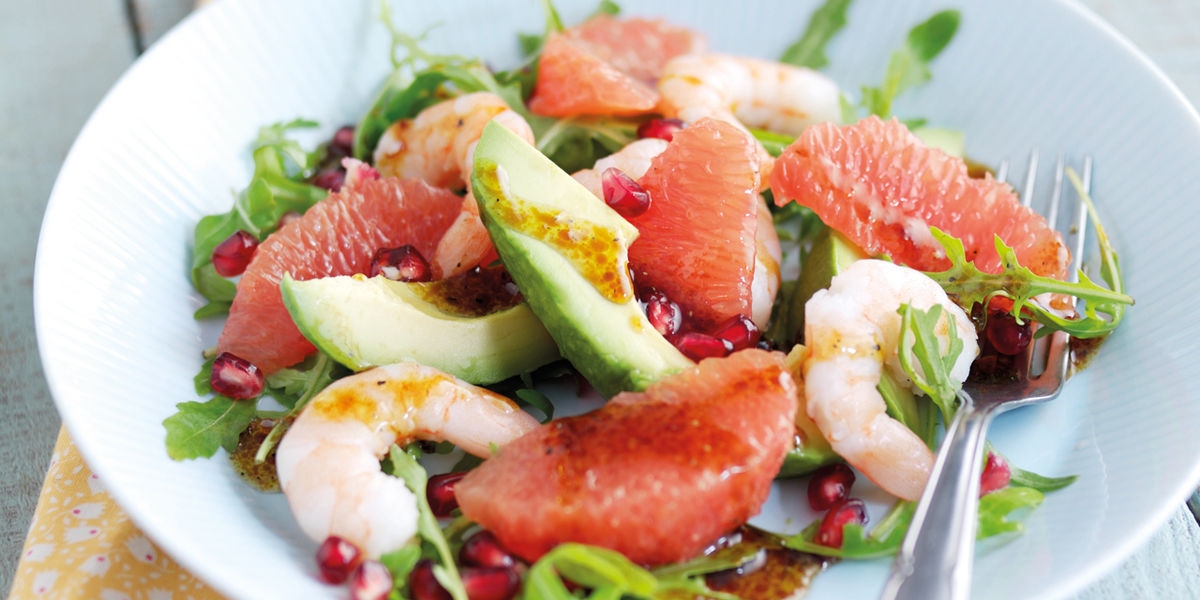 salade-d-avocats-hass-du-perou-pamplemousses-roses-grenades-et-crevettes