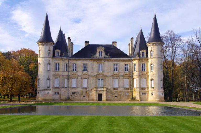 Lire la suite à propos de l’article Pourquoi parle-t-on de château à Bordeaux et de domaine en Bourgogne ?