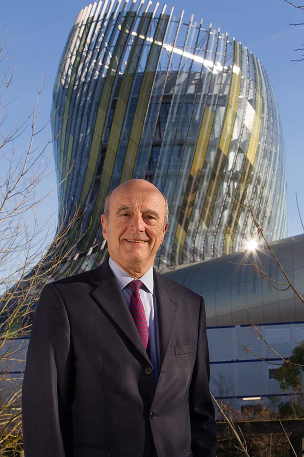 Lire la suite à propos de l’article Alain Juppé sacré Homme de l’année par La Revue du vin de France