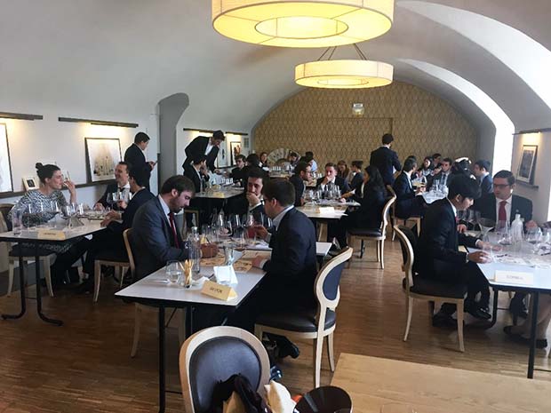 Lire la suite à propos de l’article Concours de dégustation  AgroParisTech chez Ruinart : l’EM Lyon remporte le CAV’IT