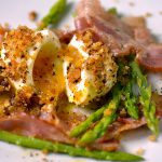 Recette : asperges au jambon de Parme, œufs mollets et tuiles au parmesan