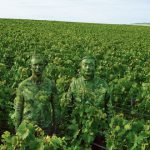 Champagne : les sublimes camouflages de l’artiste Liu Bolin pour la maison Ruinart