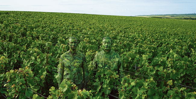 Liu Bolin et Frederic Panaiotis Ruinart