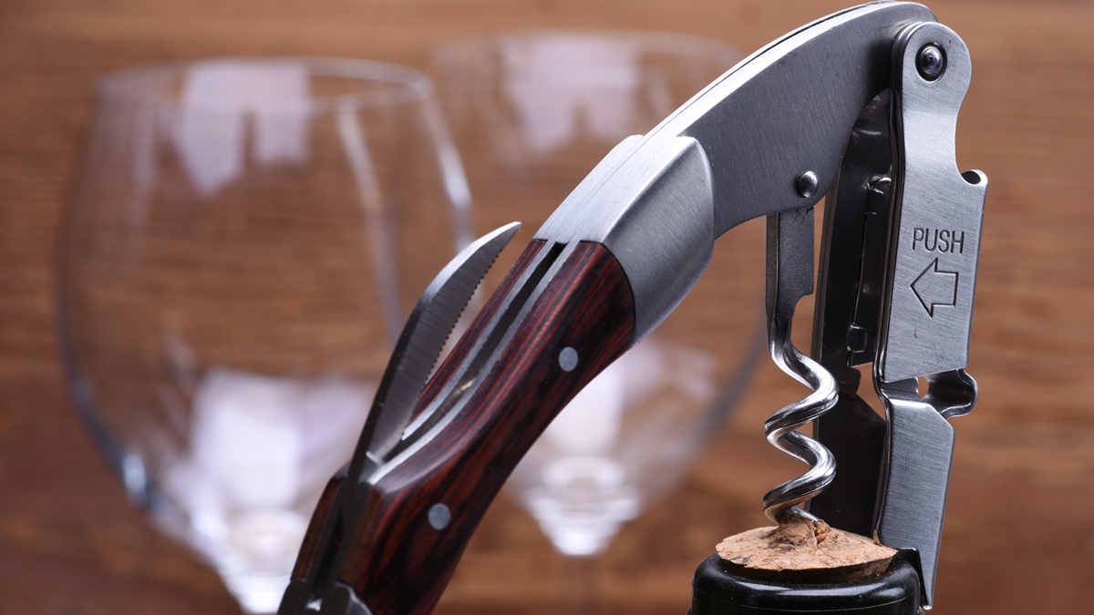 Lire la suite à propos de l’article Ouvrir une bouteille de vin comme un pro (tire-bouchon sommelier)