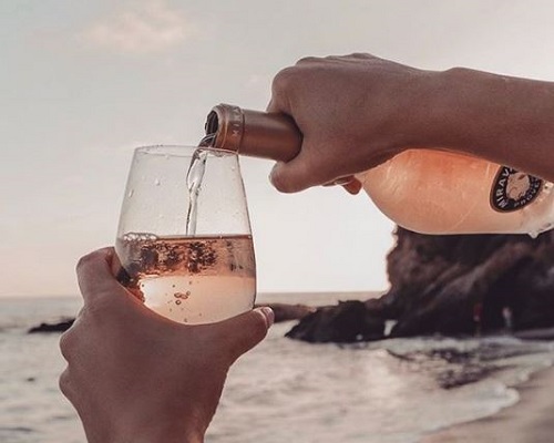 Lire la suite à propos de l’article Un magnum du rosé de Brangelina explose les enchères
