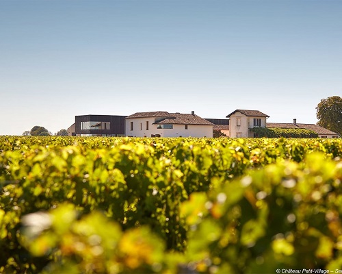 Lire la suite à propos de l’article Pomerol | Château Beauregard fait l’acquisition du Château Petit-Village