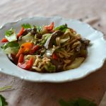 Recettes de confinement de l’équipe (3) | Nouilles sautées au bœuf et poivrons chez Elsa