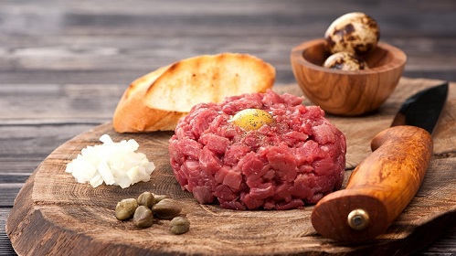 Lire la suite à propos de l’article Vin et tartare | Quel cru pour une viande crue ?