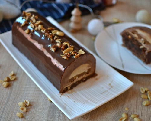 Lire la suite à propos de l’article La recette de la semaine : La bûche chocolat, caramel et cacahuète