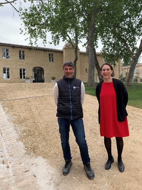 Blandine de Brier-Manoncourt et Christophe Lafon, devant l’entrée de Figeac.