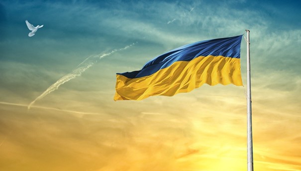 300 lots aux enchères en soutien aux civils ukrainiens drapeau Ukraine