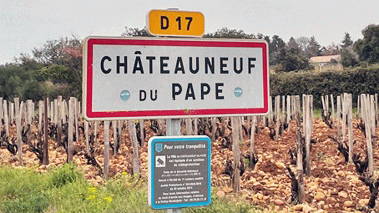 Lire la suite à propos de l’article Carte postale de Châteauneuf-du-Pape : Vieux Donjon et Clos des Papes (1)