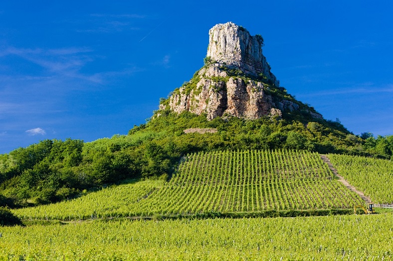 La Roche de Solutré, symbole de Pouilly-Fuissé dans le Mâconnais