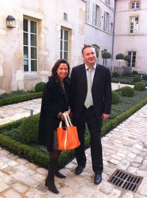 Rue des Tonneliers, au siège de la maison Louis Latour. Angélique de Lencquesaing et Louis-Fabrice Latour s'apprêtent à se rendre la ventes de vins des Hospices de Beaune.