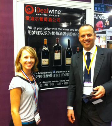 Claire Henry et Cyrille Jomand à Hong Kong, sur le stand iDealwine à la Hong Kong Wine Fair