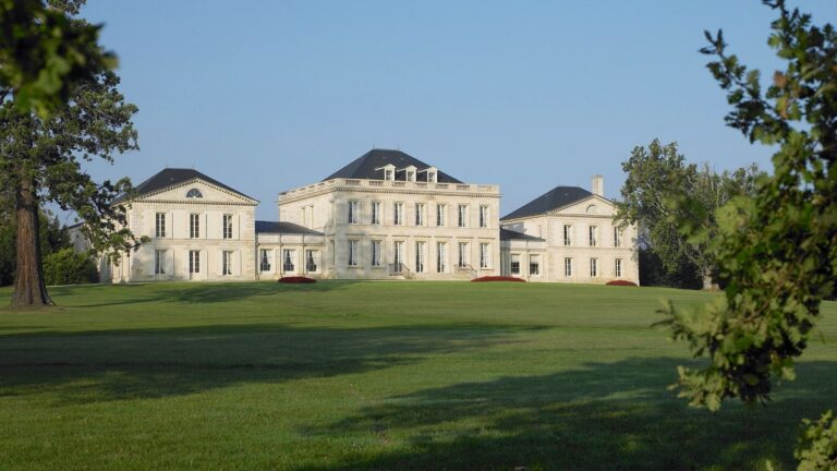 Lire la suite à propos de l’article L’élégance de Saint-Estèphe au château Phélan Ségur