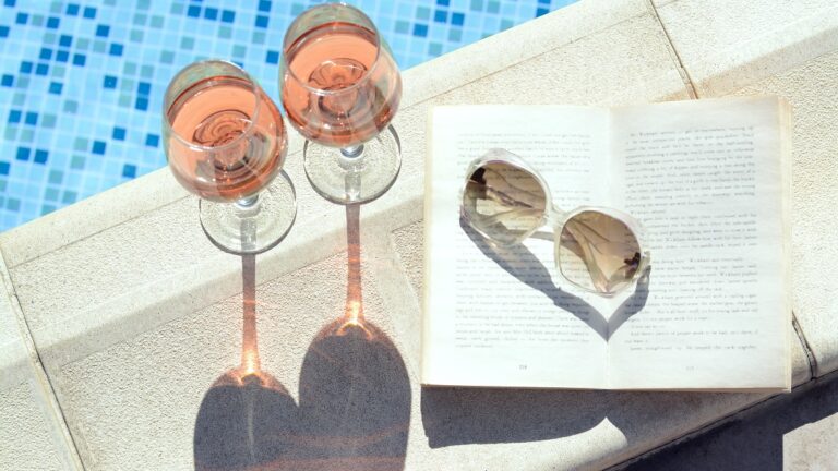 Lire la suite à propos de l’article <strong>Les 10 livres sur le vin à emmener en vacances</strong>