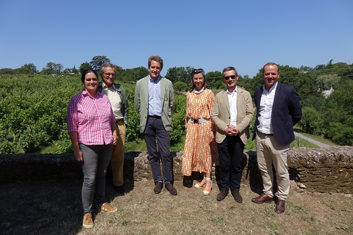 Une journée dans les vignes : l'équipe iDealwine sur les bords de Loire famille oly Angélique de Lencquesaing Lionel Cuenca Cyrille Jomand