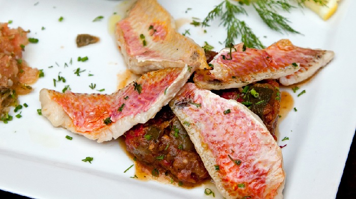 Filets de loup poêlés, spaghettis de courgette à l'huile d'olive vanillée Les recettes de poisson et leurs accords mets et vins iDealwine