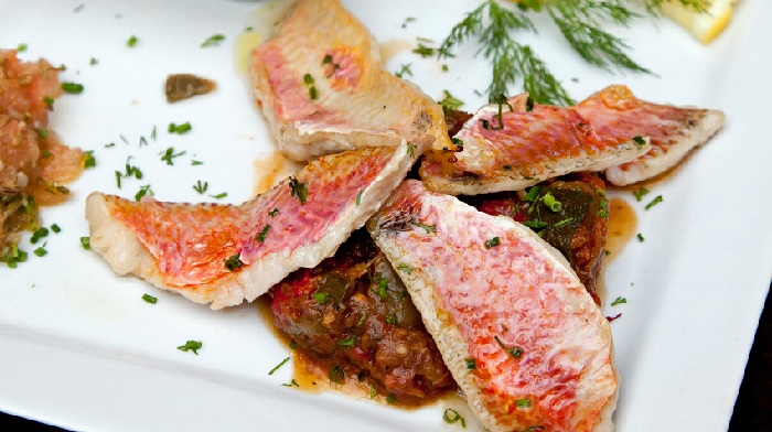 Filets de loup poêlés, spaghettis de courgette à l'huile d'olive vanillée Les recettes de poisson et leurs accords mets et vins iDealwine 